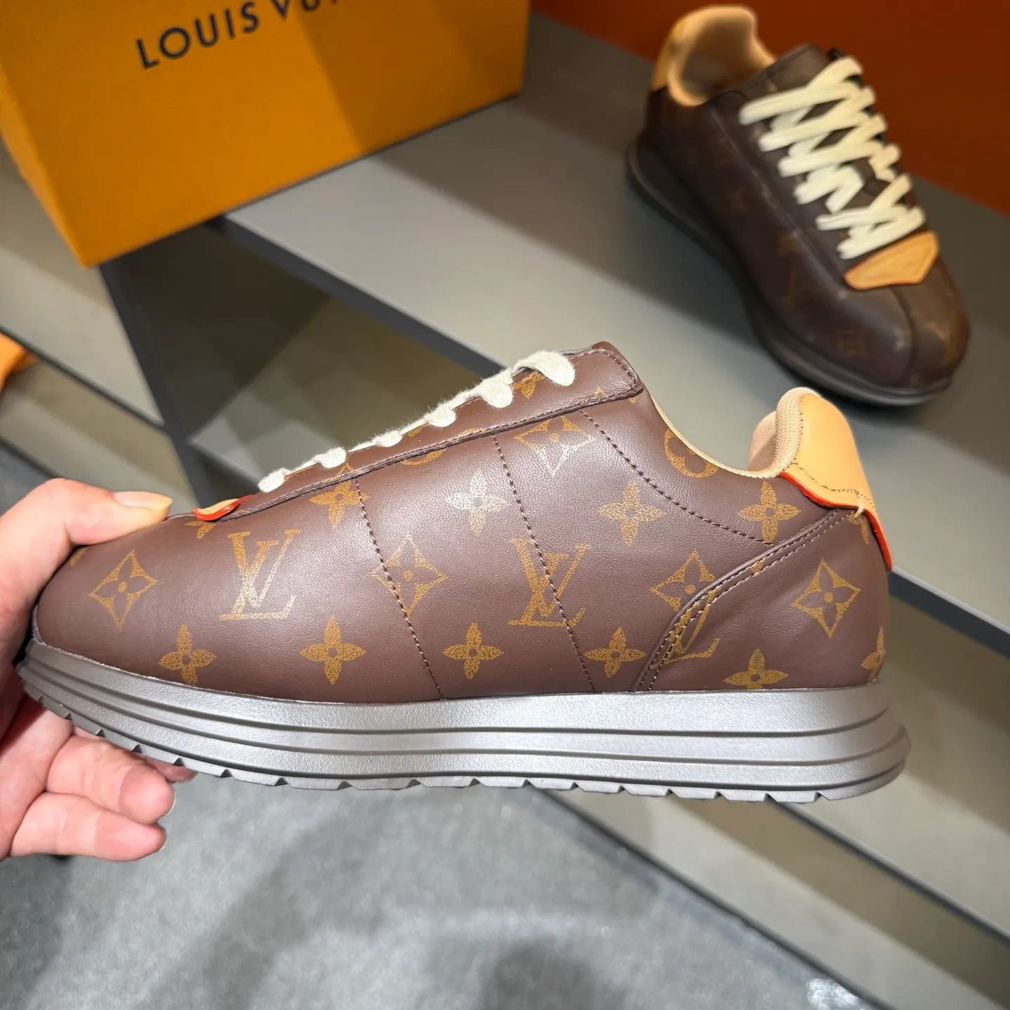 P540 Size 38-45 LV 🫏The colorful interpretation of BUTTERSOFT sneakers combines sheepskin, The colorful interpretation of LV BUTTERSOFT sneakers combines sheepskin and calfskin, bringing a super soft feel. Designed by Pharrell Williams, this '60s-inspired shoe features a padded upper that's been crafted by Louis Vuitton craftsmen to further enhance the comfort of the leather. In addition to the LV initials, it features multiple signatures, including natural leather trim and an embossed pattern of Pharrell Williams and lobster on the side, referencing the Fall/Winter 2025 men’s show. A must-have artifact for fashionistas✅